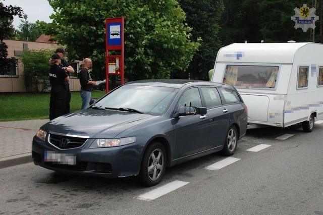 Pieszy potrącony przez przyczepę kempingową.