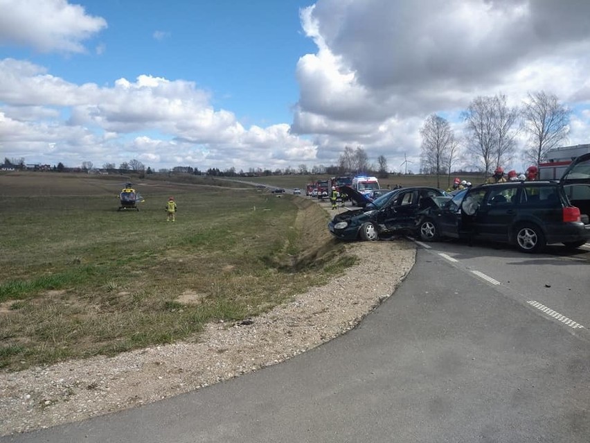 Jasionówka Kolonia. Groźny wypadek. Cztery osoby w szpitalu. Droga wojewódzka nr 673 była zablokowana w obu kierunkach