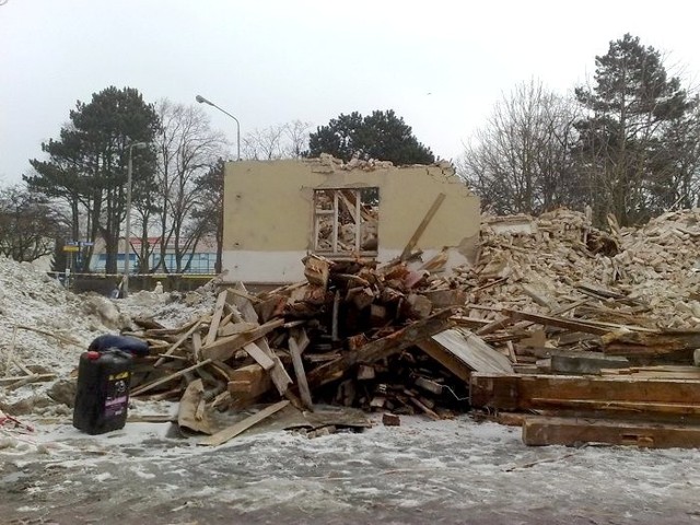 Rozbiórka starego budynku w szkole.