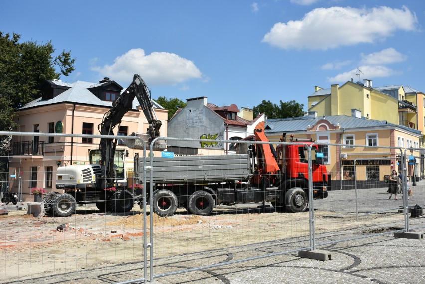 Rewitalizacja placu Łuczkowskiego w Chełmie. Trwają prace rozbiórkowe. Zobacz zdjęcia