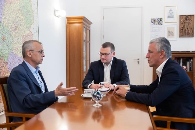 W sprawie przyznanych pieniędzy z Waldemarem Miśko, burmistrzem Karlina (z lewej) i Maciejem Berlickim, burmistrzem Sianowa (z prawej) w Warszawie spotkał się Paweł Szefernaker, wiceminister i koszaliński poseł PiS.