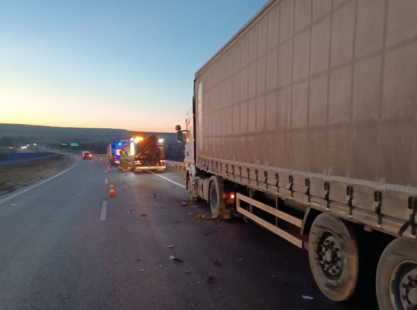 W Wodzisławiu osobówka uderzyła w ciężarówkę. Utrudnienia na trasie S7