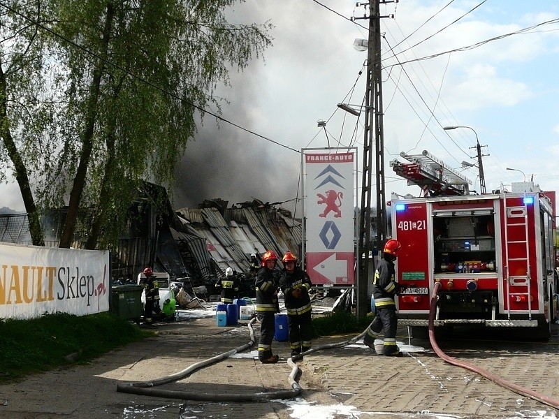 Wielki pożar w Pabianicach. Palił się magazyn części samochodowych [FILM, zdjęcia]