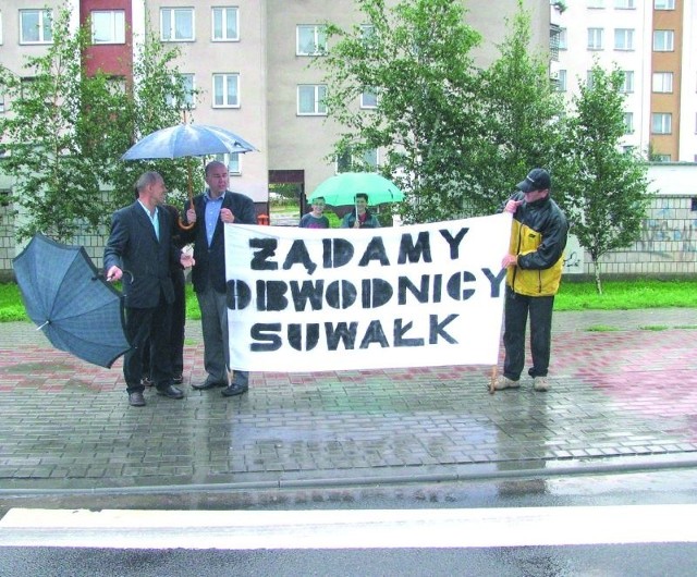 &#8211; Protestowałem kilka lat temu, będę protestował i teraz &#8211; mówi radny wojewódzki z PO Cezary Cieślukowski (drugi z lewej). &#8211; Obwodnica jest Suwałkom niezbędna.