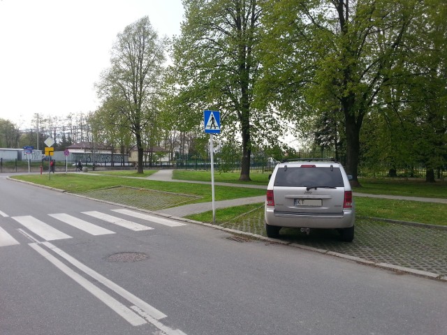 W taki sposób drogowcy wykonali przejście i parkingi na wysokości basenów ROSiR przy ulicy Pułaskiego.