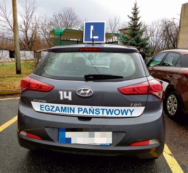 Przyszli kierowcy liczyli, że po zmianie przepisów łatwiej będzie zdać egzamin na prawo jazdy. Tak się jednak nie stało, przynajmniej w Łodzi.