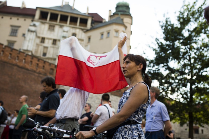 Kolejne protesty pod Wawelem w miesięcznicę pochówku Lecha i...