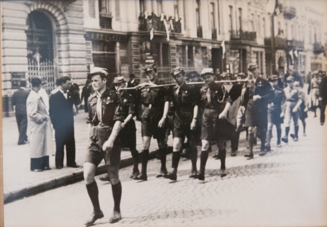 Defilada, która miała miejsce 3 maja 1939 r., Krakowskie Przedmieście w Lublinie. Druh Romuald Szydelski idzie na czele zastępu.