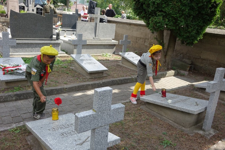 Ostrów Mazowiecka. Obchody rocznicy Bitwy Warszawskiej. Tablica na cmentarzu i sesja rady miasta. 20.08.2020. Zdjęcia