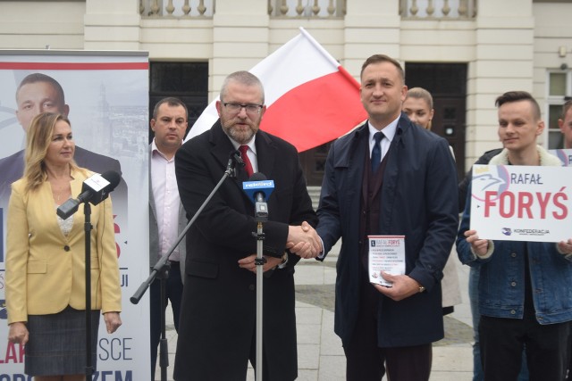 Podczas piątkowej konferencji prasowej w Radomiu Grzegorz Braun (z lewej), poseł Konfederacji, poparł Rafała Forysia w nadchodzących wyborach do Sejmu.