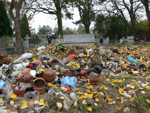 Widok rozrzuconych śmieci na tyłach Cmentarza Parafialnego w Baranowie Sandomierski drażni tych, którzy przychodzą na groby bliskich