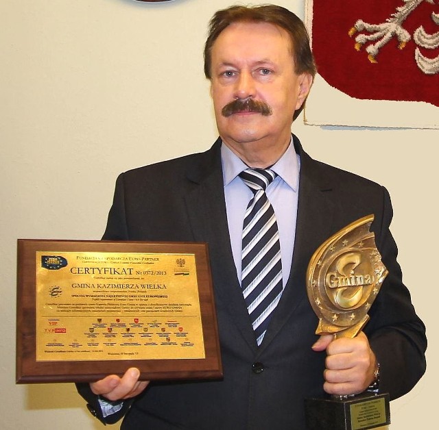 Statutetkę i certyfikat Euro-Gminy 2013 prezentuje Tadeusz Knopek, burmistrz Kazimierzy Wielkiej.