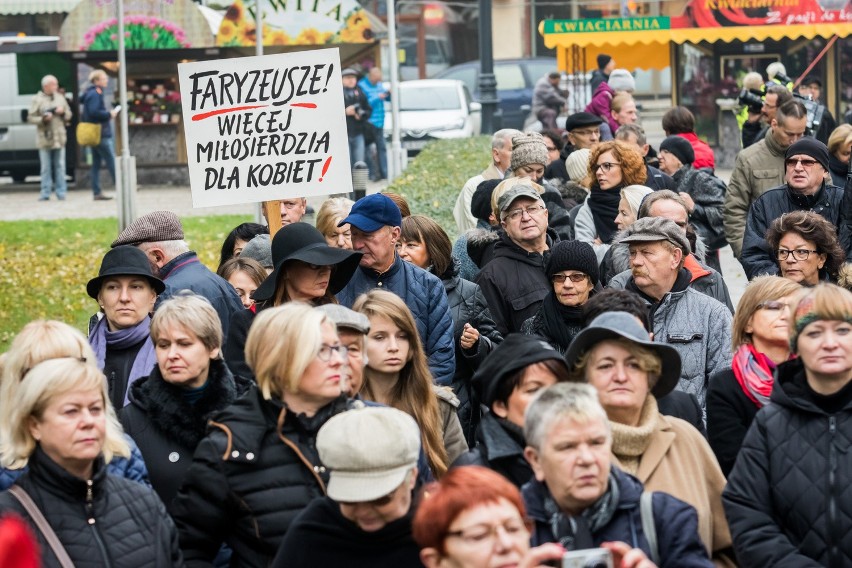 Na placu Wolności w Bydgoszczy zebrało się ponad sto osób,...