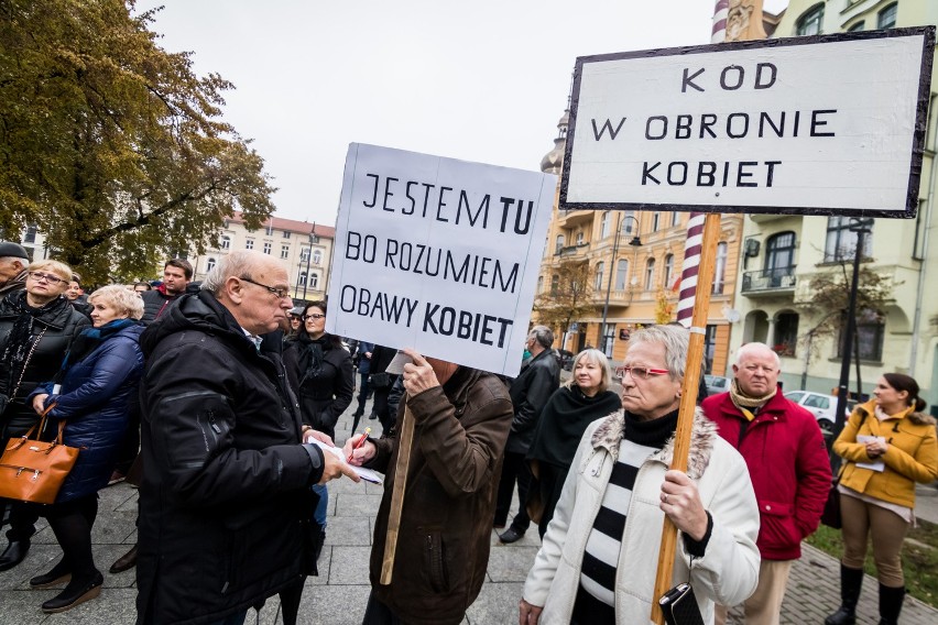 Na placu Wolności w Bydgoszczy zebrało się ponad sto osób,...