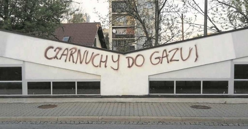 Taki napis przy ulicy Brogi zamalował 5 maja radny Rafał Miś
