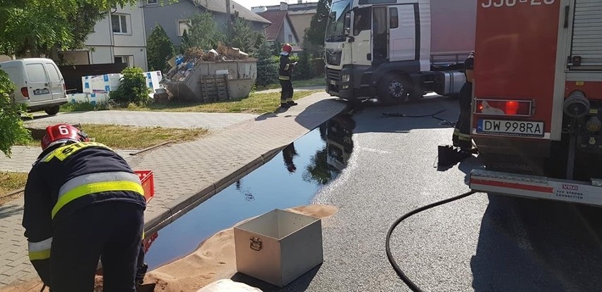 Olej z ciężarówki zalał ulicę [ZDJĘCIA]       