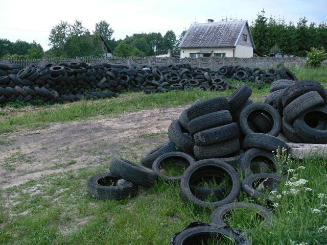   Mieszkańcy ulicy Nowej w Suchedniowie w sąsiedztwie swoich domów mają składowisko starych opon.