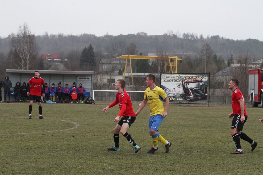 Trzecia liga. Ciekawy mecz w Daleszycach. Spartakus przegrał z Hutnikiem Kraków 0:1 [DUŻO ZDJĘĆ, WIDEO]