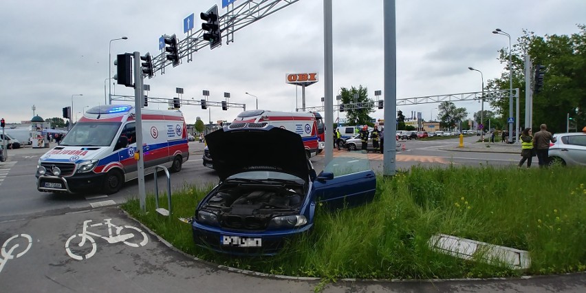 Wypadek na skrzyżowaniu Szarych Szeregów i Wernera w Radomiu. Zderzyły się opel i BMW. Były utrudnienia w ruchu