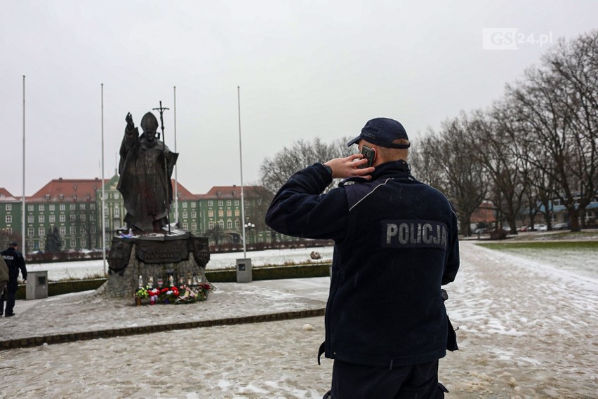Zdewastowany pomnik Jana Pawła II w Szczecinie. Zdjęcia...