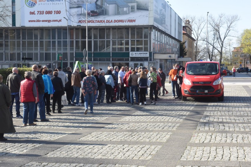 Tak w zeszłym roku rozdawano maseczki ochronne dla...