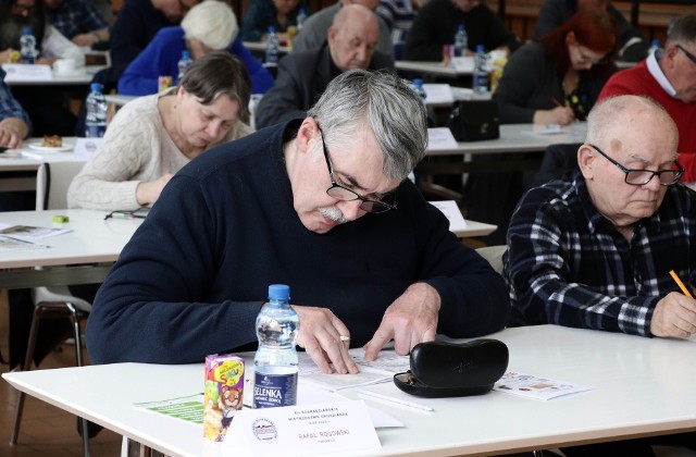 Rafał Rogowski z Pabianic (z lewej na pierwszym planie) zdobył tytuł szaradziarskiego mistrza Grudziądza