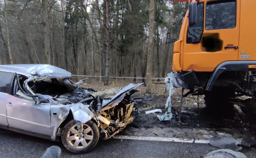 Tragiczny wypadek w Giżycku. Volkswagen wbił się w ciężarówkę. Nie żyje dwóch młodych mężczyzn