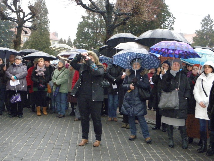 Krzyż ŚDM w Żorach: Adoracja i procesja [ZDJĘCIA]