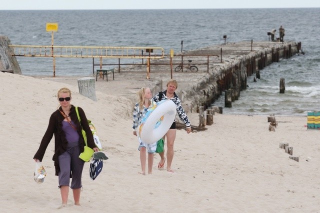 Pozostałości po niedokończonym trzecim molo są atrakcją turystyczną usteckiej plaży zachodniej.