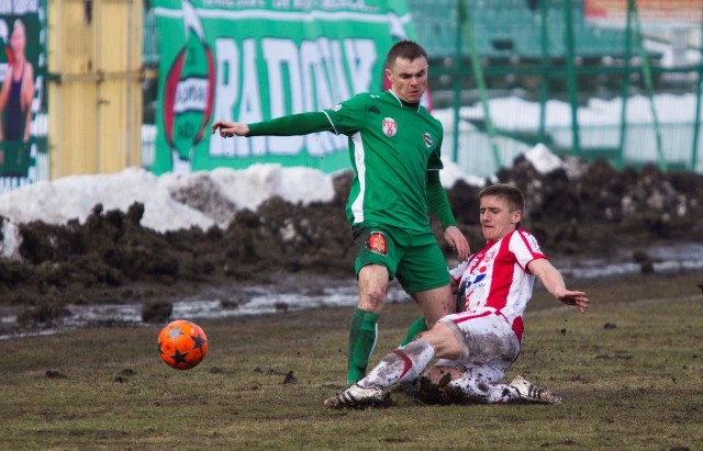 Jakub Cieciura (w zielonym stroju) jest w kadrze meczowej Radomiak na spotkanie ze Świtem.