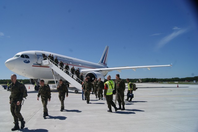 W lipcu samoloty będą startować z przebudowanego pasa głównego lotniska w GoleniowieZe względu na modernizację głównego pasa startowego w tej chwili W Goleniowie samoloty lądują na tymczasowym. Na zdjęciu Airbus A310, przywiózł do Goleniowa 230 żołnierzy Bundeswehry.