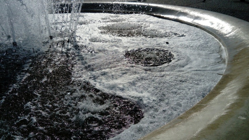 Czemu woda we wrocławskich fontannach tak się pieni? [ZDJĘCIA]