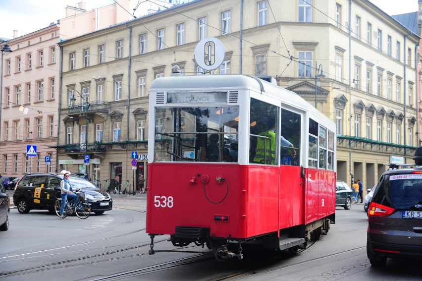 Kraków. Zabytkowy tramwaj wyjechał na ulice miasta. Zobacz zdjęcia