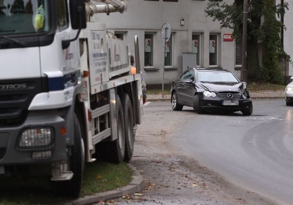 Mercedes wyjeżdżał z ulicy Myśliwskiej