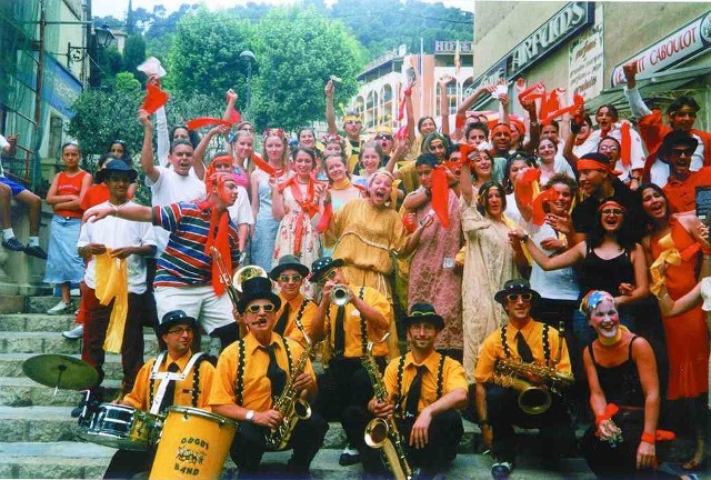 Parada na ulicach Grasse pod hasłem &#8222;Teatr i perfumy&#8221;.