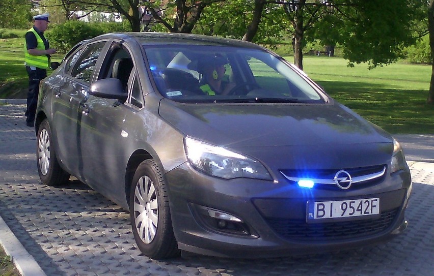 Opel Astra zatrzymuje z kolei kierowców w Białymstoku.
