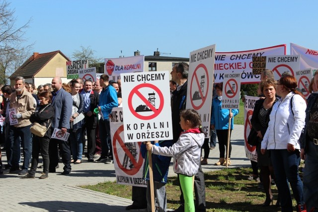 W Orzeszu doszło do nadzwyczajnej sesji Rady Miasta. Sesja miała charakter otwarty. Obecny był m.in Jerzy Markowski, były wiceminister środowiska, a teraz prezes Silesian Coal, spółki która chce w Orzeszu wydobywać węgiel.