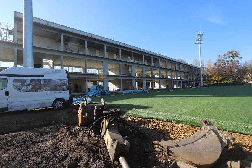 Nowy stadion Polonii Bytom właśnie zyskał nowa murawę...