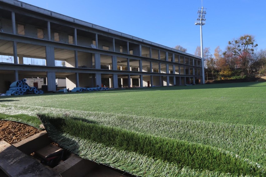 Nowy stadion Polonii Bytom właśnie zyskał nowa murawę...