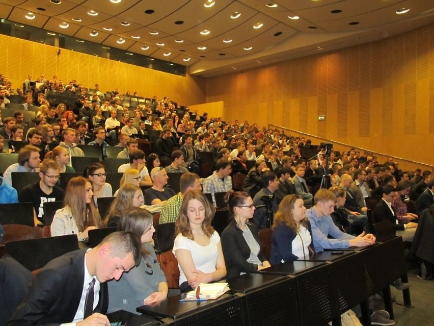 "Wyślijmy urzędników na wyspy Bahama" - Korwin-Mikke wśród studentów we Wrocławiu [FOTO]