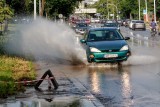 Duża awaria wodociągowa na Grabiszyńskiej. Są spore utrudnienia (ZDJĘCIA)