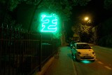 Świeci, jest zielony i nie sposób go ominąć...tak, to nowy neon przy ulicy Żmigród. Zobacz