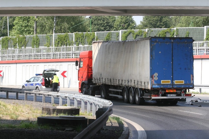 Wypadek na węźle DK86 i A4 w Katowicach. Przewrócił się TIR...