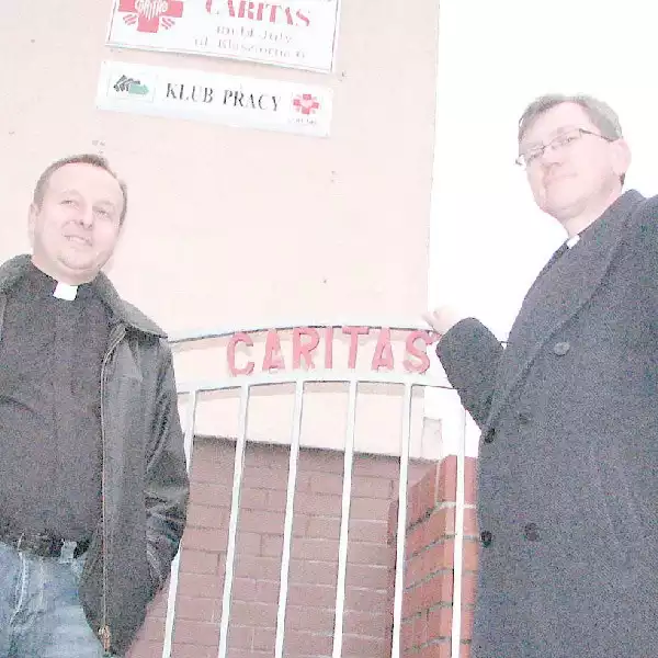 Ks. Jarosław i ks. Marek potrzebującym otwierają furtkę "Caritasu"