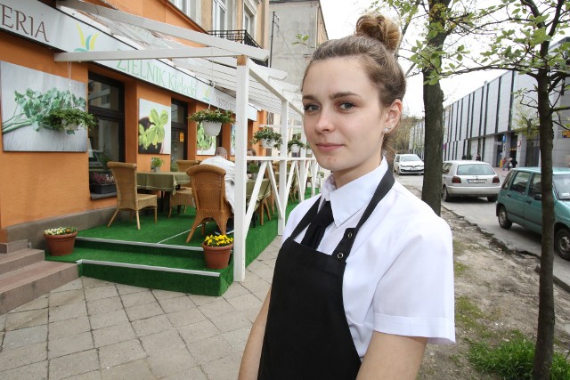 Magda Królikowska, kelnerka Zielnika Kieleckiego prezentuje werandę, z której mogą już korzystać klienci jadłodajni i cukierni.