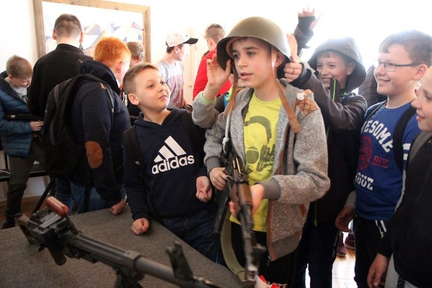 Korowód Niepodległości zawitał do Staszowa. Była wyjątkowa lekcja historii dla dzieci i młodzieży [ZDJĘCIA, WIDEO]
