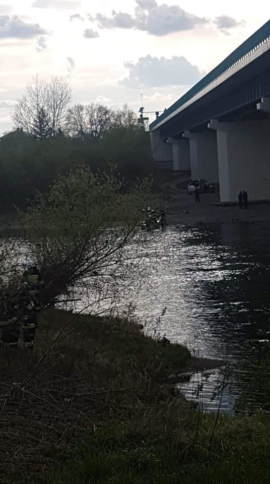 Dunajec porwał wędkarza. Uratowały go pozostałości starego mostu i strażacy