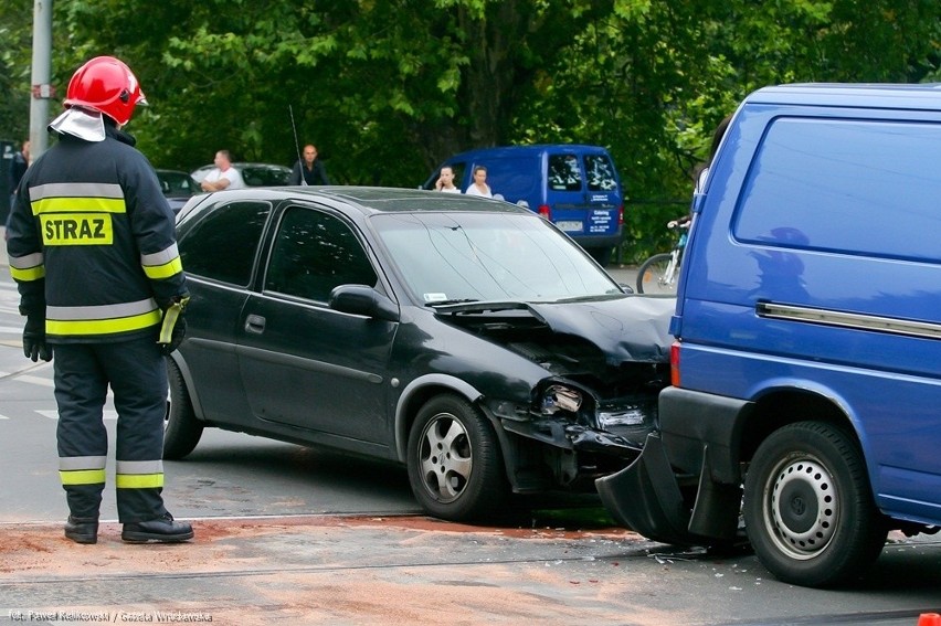 Wrocław: Zderzenie aut na skrzyżowaniu Podwala z Sądową. Są duże utrudnienia
