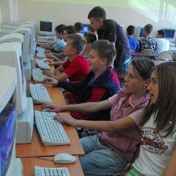 - To wspaniale, że w szkole jest tak dużo komputerów, bo nie każdy z nas ma je w domu - mówią uczniowie II "c&#8221; w Gimnazjum w Starym Kurowie