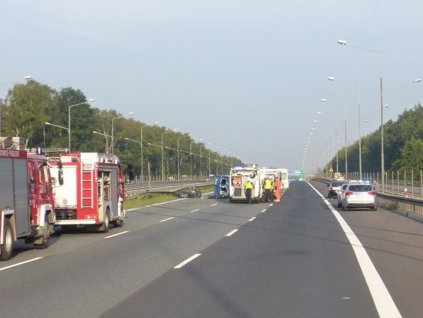 Śmiertelny wypadek na A4. Po dachowaniu busa dwie osoby nie żyją